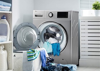 آیا می‌توان از سفیدکننده در ماشین لباسشویی برای از بین بردن لکه‌های لباس استفاده کرد؟