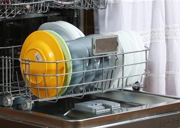 آیا می‌توان مایع ظرف‌شویی را داخل ماشین ظرف‌شویی ریخت؟