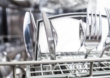 بهترین روش چیدن ظرف‌ها در ماشین‌ ظرف‌شویی چیست؟